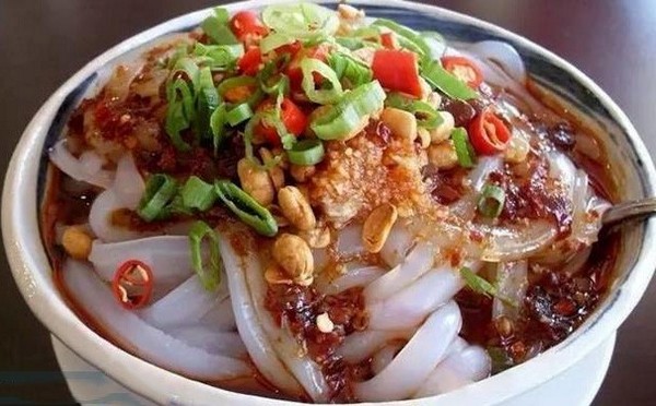 Để giải nhiệt sau những món cay nóng, hãy thử món mì thạch tương ớt đỏ