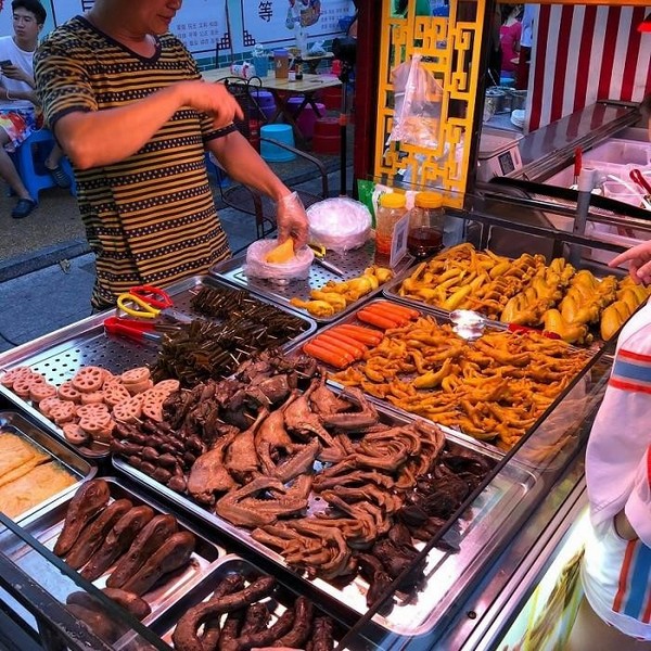Du khách sẽ dễ dàng bắt gặp những quầy hàng bán há cảo và bánh bao nghi ngút khói