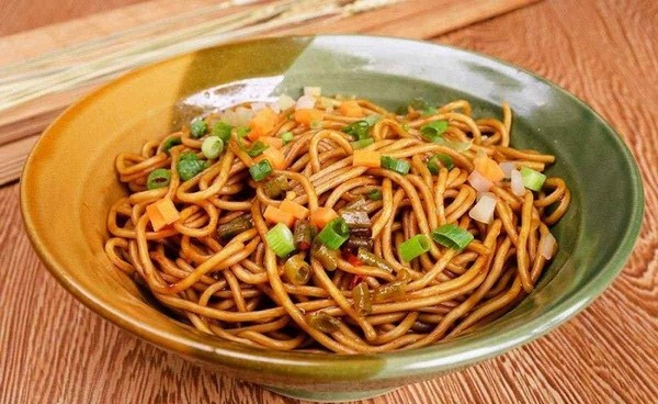 Mì khô nóng là món ăn đường phố nổi tiếng bậc nhất mà bất cứ ai đến đây cũng nên thử