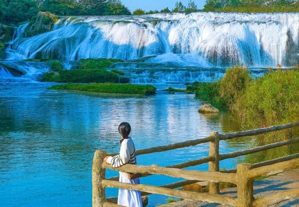 Thác Hoàng Quả Thụ nằm cách Bách Lý Đỗ Quyên không xa
