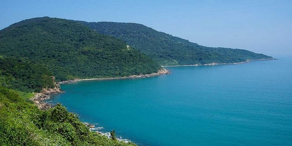 Bãi biển ở đây nổi bật với làn nước trong xanh, mát lạnh và sóng nhẹ nhàng