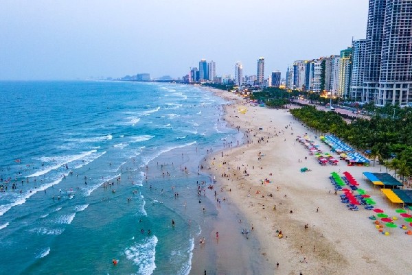 bãi biển Mỹ Khê được trang bị đầy đủ hệ thống cứu hộ và đội ngũ bảo vệ chuyên nghiệp