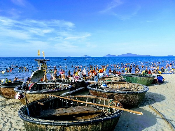 Tháng 4 đến tháng 9 là lúc bãi biển Mỹ Khê Đà Nẵng khoe sắc rực rỡ nhất