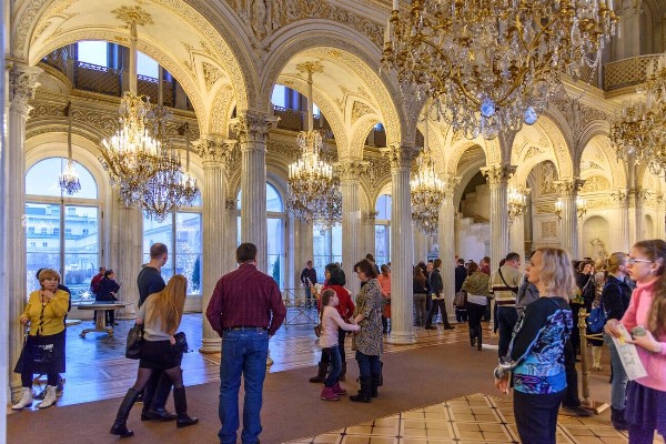 Sảnh Pavilion là căn sảnh duy nhất trong toàn bộ bảo tàng có cửa sổ ở tất cả các phía