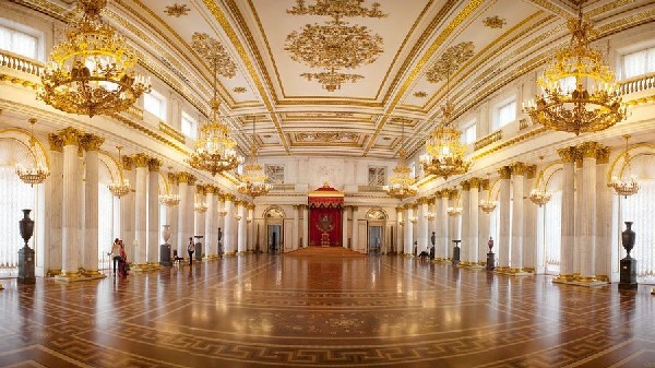 Phòng khách dát vàng trong Cung điện Mùa Đông ở St. Petersburg
