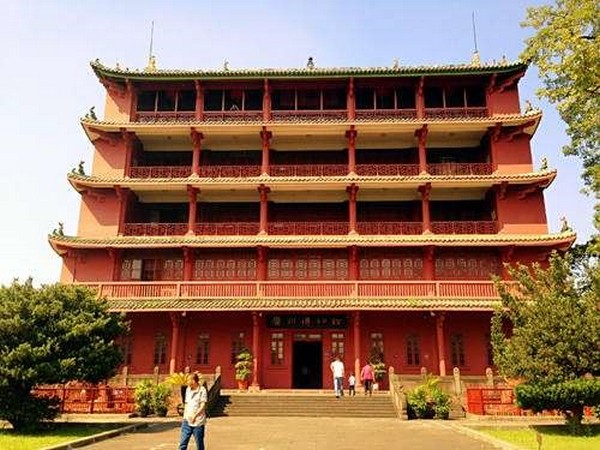 Ngoài đồ gốm, bảo tàng còn trưng bày nhiều hiện vật khác