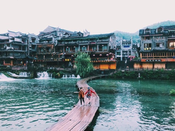 Những ô cửa sổ chạm khắc tinh xảo, thể hiện tài năng bậc thầy của các nghệ nhân xưa