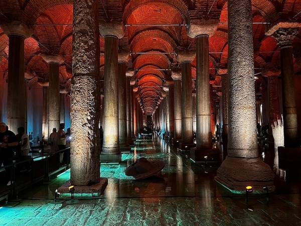 Basilica Cistern, một trong những công trình kiến trúc vượt thời gian của Istanbul