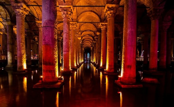 Basilica Cistern với tổng diện tích rộng lớn lên đến 9.800 mét vuông