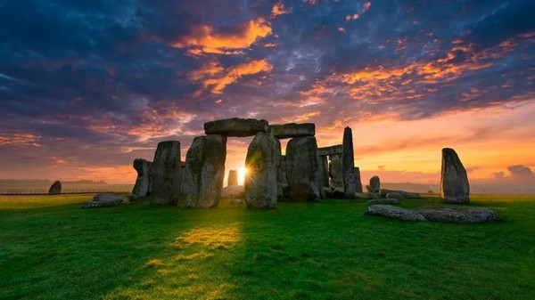 Stonehenge, với cấu trúc đá khổng lồ và bí ẩn