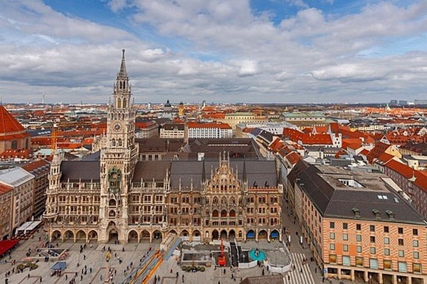 Tòa thị chính New Town Hallnằm ngay tại trung tâm quảng trường Marienplatz