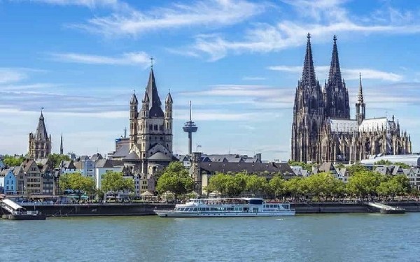 Mùa hè (tháng 6 - tháng 8) được coi là mùa cao điểm du lịch ở Cologne