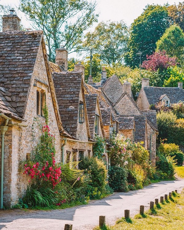 Nhà thờ St Mary là một trong những công trình kiến trúc Gothic ấn tượng vùng Cotswolds