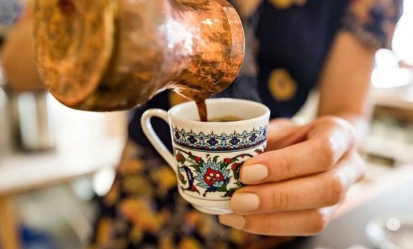 Một tách cà phê đậm đà, êm dịu với chút vị mặn nhẹ đọng lại đầy duyên dáng nơi đầu lưỡi