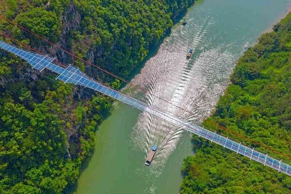 Cầu kính Đại Hiệp Cốc là một trong những kỳ quan kiến trúc táo bạo và ngoạn mục
