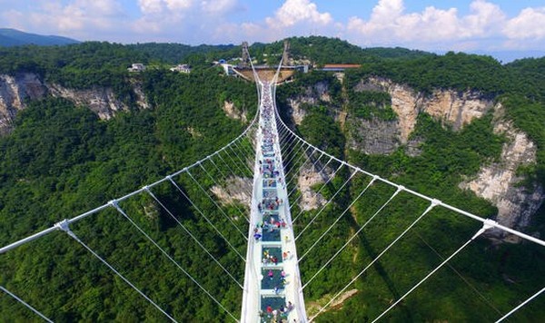 Cầu kính Đại Hiệp Cốc là một công trình kiến trúc kỳ vĩ, bắc qua hai đỉnh núi hiểm trở