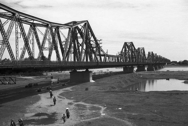 Cầu Long Biên với 19 nhịp dầm thép cùng 20 trụ cao vươn mình mạnh mẽ