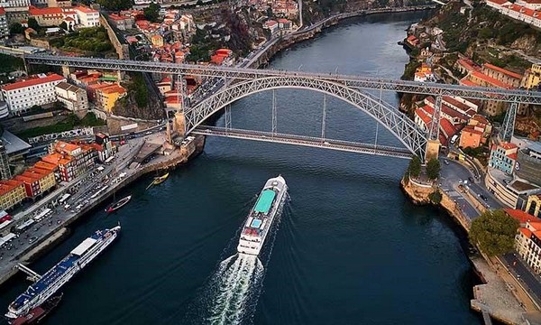 Cây cầu Ponte Luis I là một biểu tượng sống động của thành phố Porto