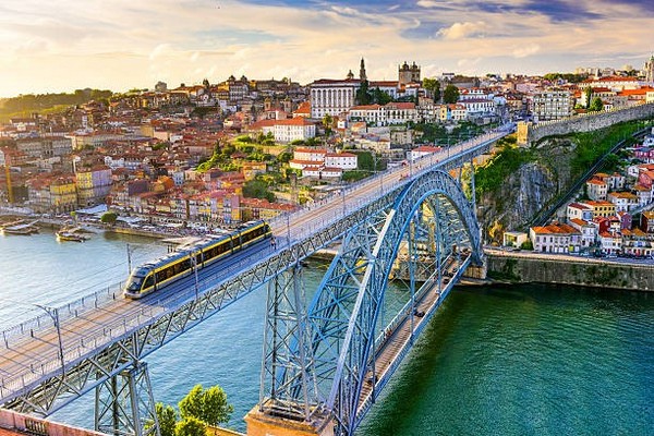 Cầu Ponte Luis I được khánh thành và đưa vào hoạt động từ năm 1886