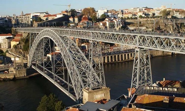 Ponte Luis I được thiết kế với cấu trúc vững chắc và tính năng vượt trội