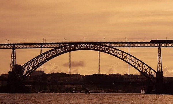 Cầu Ponte Luis I là địa điểm lý tưởng để tham quan và ngắm cảnh