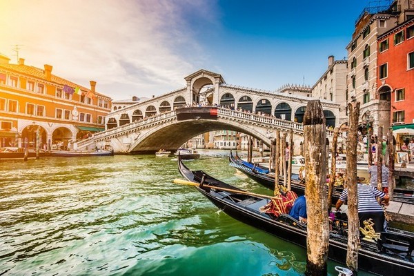 Cầu Rialto vươn mình như một biểu tượng bất diệt của tình yêu