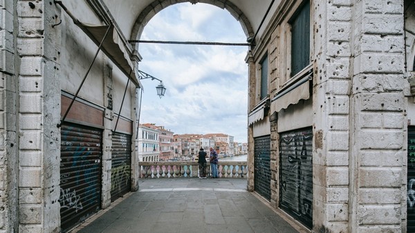 Cầu Rialto nổi bật không chỉ bởi vẻ đẹp kiến trúc mà còn nhờ vị trí đắc địa