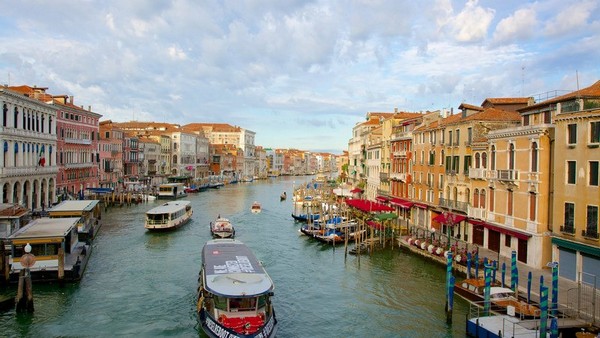 Từ trên Cầu Rialto, tầm mắt du khách sẽ được chiêu đãi những khung cảnh tuyệt mỹ