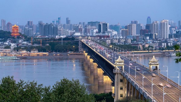 Cầu Trường Giang Vũ Hán khoác lên mình một vẻ đẹp diễm lệ