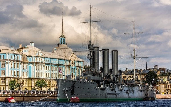 Chiến hạm Rạng Đông được kéo về Leningrad, nơi neo đậu vĩnh viễn bên bờ sông Neva