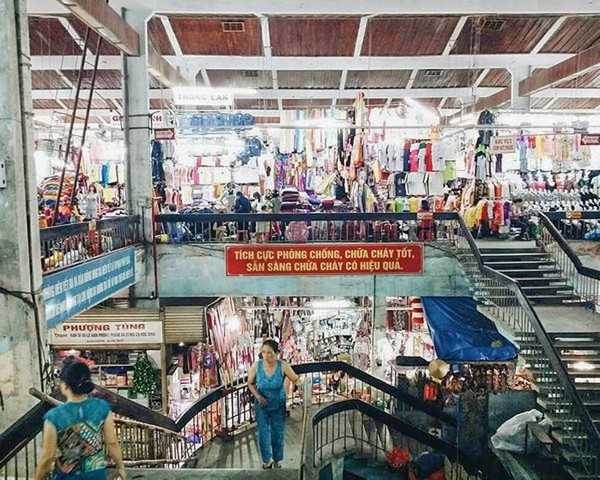 Bước chân lên tầng 3, du khách sẽ bị cuốn hút bởi vô vàn gian hàng vải vóc và quần áo