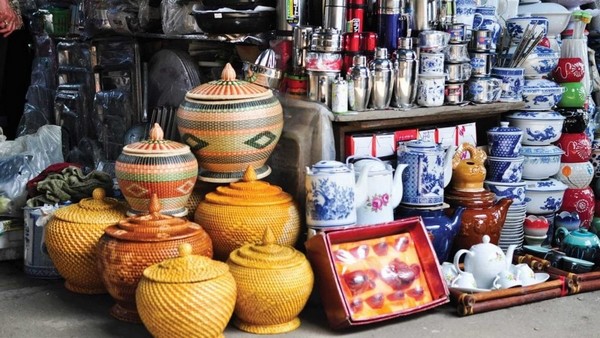 Tầng 2 là nơi trưng bày những món đồ thủ công mỹ nghệ tinh xảo