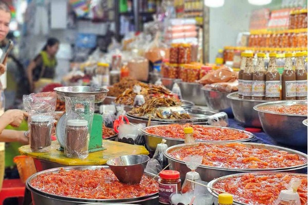 Tầng 1 là khu vực dành riêng cho các loại hải sản khô và đặc sản mắm Huế trứ danh