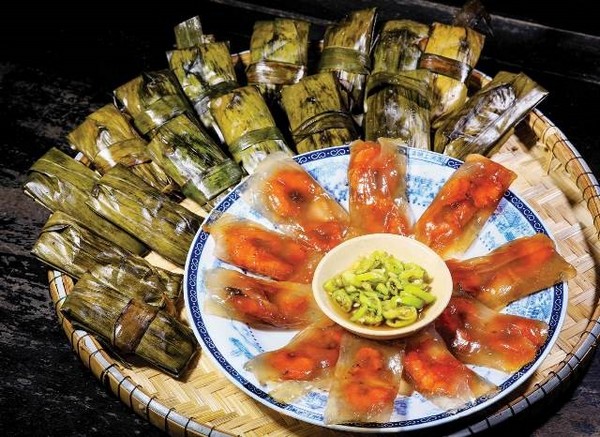 Bánh bột lọc với nhân tôm và thịt được gói gọn trong lá chuối xanh mướt