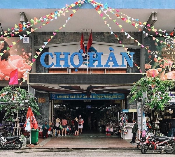 Chợ Hàn Đà Nẵng thu hút đông du khách ghé đến tham quan, mua sắm