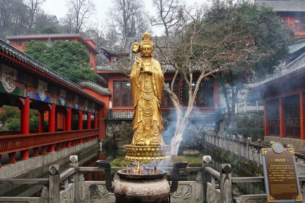 Chùa sở hữu nhiều điện thờ với các bức tượng Phật và Bồ Tát trứ danh