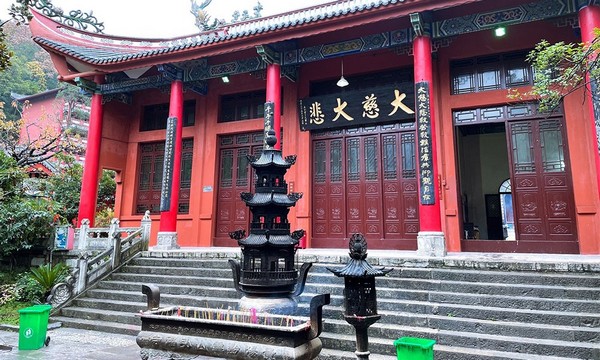Khuôn viên chùa Hongfu rộng lớn, ôm trọn nhiều khu vực để du khách khám phá