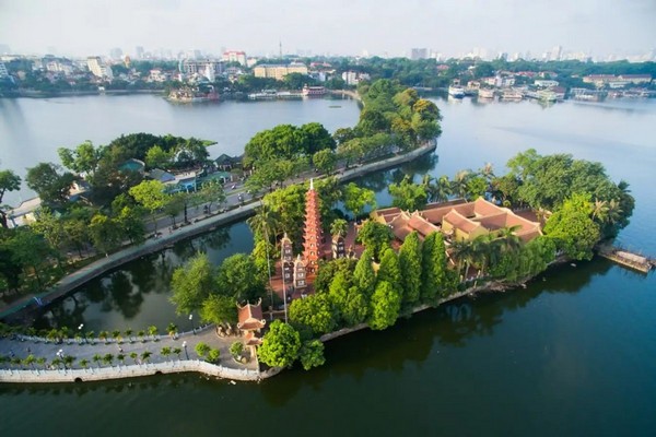 Chùa Trấn Quốc tọa lạc tại số 46 đường Thanh Niên, phường Yên Phụ, quận Tây Hồ