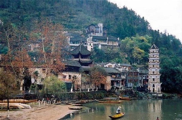 Bên trong tầng một của tháp là sáu câu đối được sáng tác bởi các nhân vật nổi tiếng