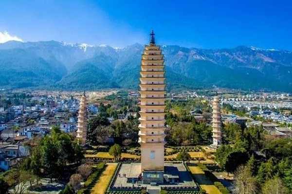 Du khách sẽ bước vào khu vực các điện thờ được trang hoàng công phu và lộng lẫy