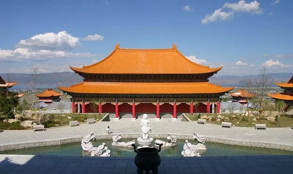 Chùa Sùng Sinh là một bảo tàng nghệ thuật sống động