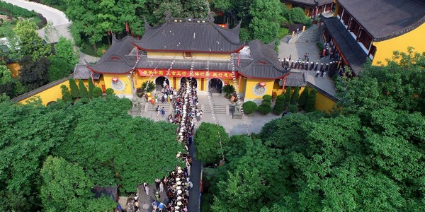 Chùa Thuyết Pháp Faxi nổi bật như một viên ngọc quý giữa lòng thành phố nhộn nhịp