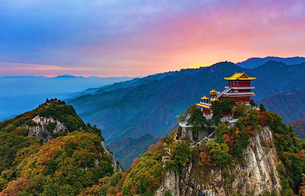 Núi Thúy Hoa là một trong những điểm nhấn không thể bỏ qua trong công viên
