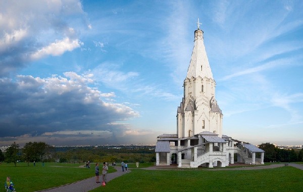 Điểm nhấn kiến trúc chính tại Kolomenskoye là Nhà thờ Thăng Thiên