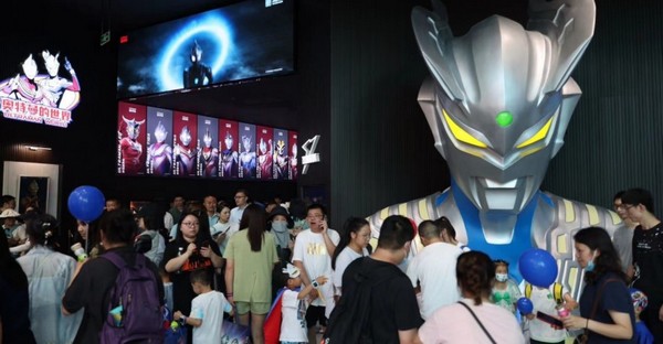 Nổi bật ngay tại lối vào là bức tượng bán thân khổng lồ của Ultraman Zero