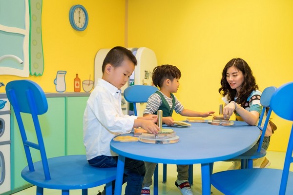 Du khách sẽ ngay lập tức bị cuốn hút bởi không gian rực rỡ và sống động