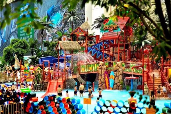 Điểm nhấn tráng lệ và quyến rũ nhất tại Paradise Island chính là hồ bơi tạo sóng