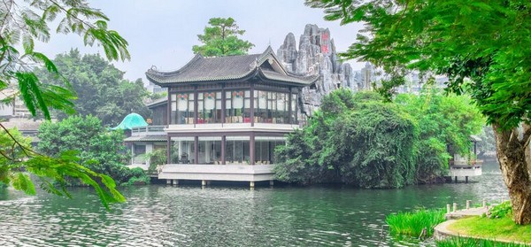 Công viên Hồ Liwan được kiến tạo vào ngày 4 tháng 4 năm 1958