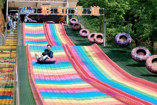 Cầu trượt cầu vồng mang đến trải nghiệm lao xuống với tốc độ chóng mặt