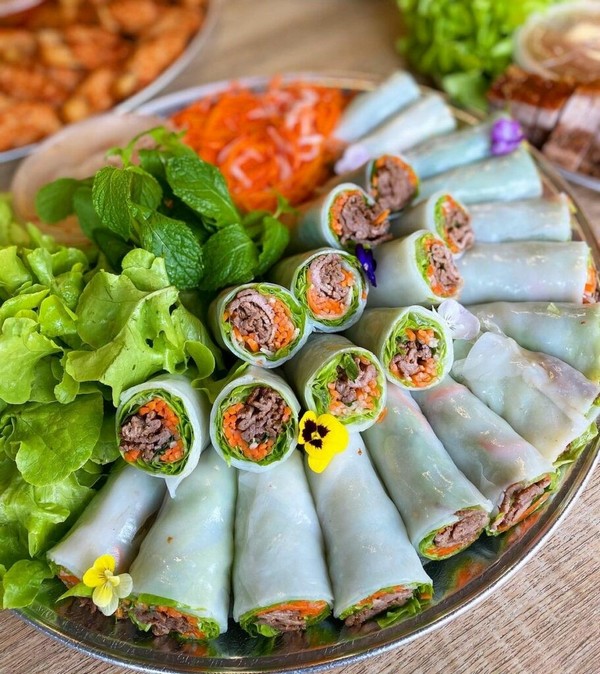 Thưởng thức đặc sản Hà Nội tại quán ăn gần công viên Thủ Lệ